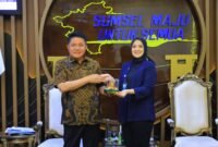 Dr. H. Herman Deru, menerima cinderamata dari General Manager Garuda Indonesia, Yona Wahyuni Kemala, saat audiensi di Ruang Tamu Gubernur Sumsel