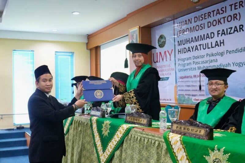 Dr. Muhammad Faizar H. M. Pd menerima ijazah Doktor Psikologi Pendidikan Islam dari ketua sidang ujian terbuka, Prof. Erna Rochmawati, Ns., MNSc.,M.Med.Ed., Ph. D
