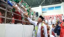 Tri Adhianto menyapa dan berinteraksi langsung dengan para lansia yang berada di tribun penonton saat menghadiri acara Kriyaan Lansia ke-2 di GOR Bang Yan, Stadion Patriot Candrabhaga, Bekasi