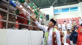 Tri Adhianto menyapa dan berinteraksi langsung dengan para lansia yang berada di tribun penonton saat menghadiri acara Kriyaan Lansia ke-2 di GOR Bang Yan, Stadion Patriot Candrabhaga, Bekasi