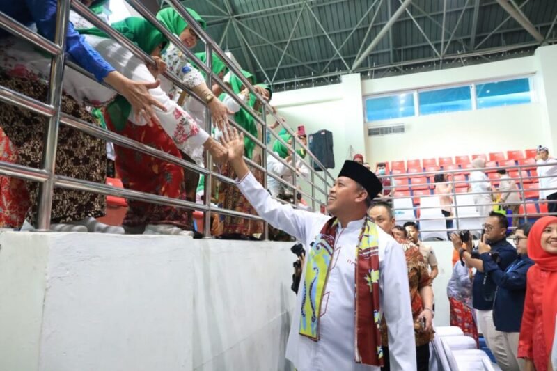 Tri Adhianto menyapa dan berinteraksi langsung dengan para lansia yang berada di tribun penonton saat menghadiri acara Kriyaan Lansia ke-2 di GOR Bang Yan, Stadion Patriot Candrabhaga, Bekasi
