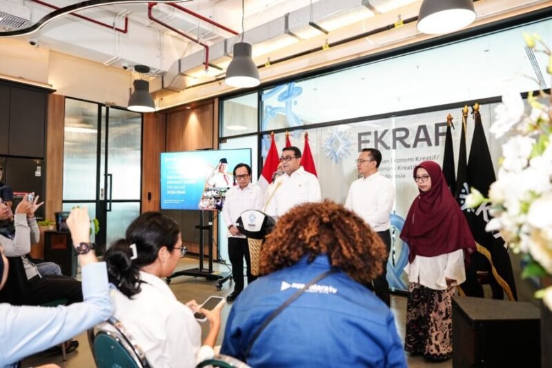 Teuku Riefky Harsya memberikan paparan didampingi jajaran pejabat kementerian dalam konferensi pers di Jakarta