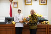 Wakil Gubernur Lampung menyerahkan cendera mata kepada Bupati Malang dalam kunjungan kerja Pemerintah Kabupaten Malang di Kantor Gubernur Lampung
