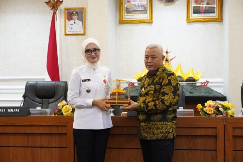 Wakil Gubernur Lampung menyerahkan cendera mata kepada Bupati Malang dalam kunjungan kerja Pemerintah Kabupaten Malang di Kantor Gubernur Lampung

