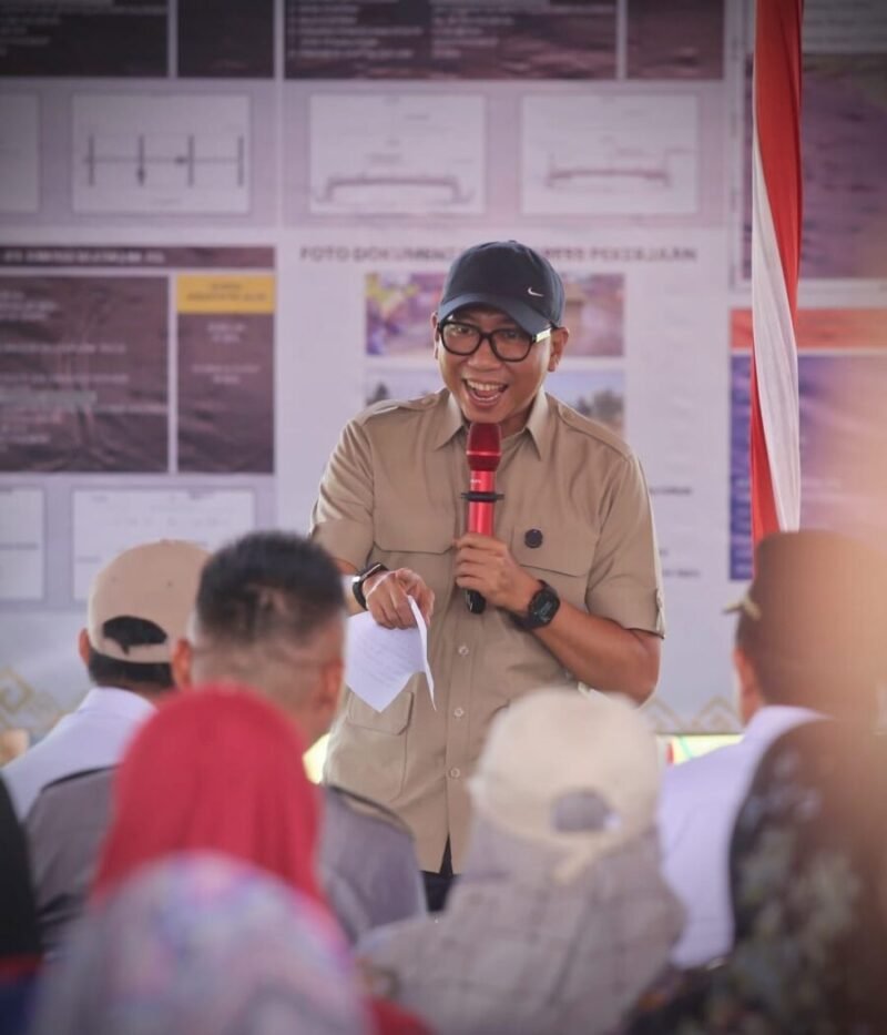 Gubernur Lampung menjelaskan program peningkatan infrastruktur dan penguatan sektor pertanian kepada masyarakat Kecamatan Bandar Negeri Suoh, Lampung Barat
