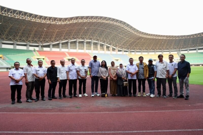 Abdul Harris Bobihoe berfoto bersama jajaran Pemerintah Provinsi Jawa Barat, DPRD Provinsi Jabar, KONI Jabar, dan perwakilan organisasi olahraga di lintasan atletik Stadion Patriot Candrabhaga, Kota Bekasi