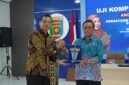 Ganjar Jationo  menerima plakat cendera mata dari pengurus PWI saat membuka secara resmi Uji Kompetensi Wartawan (UKW) Angkatan ke-38 PWI Lampung di Balai Wartawan Hi. Solfian Akhmad, Bandar Lampung