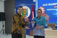 Ganjar Jationo  menerima plakat cendera mata dari pengurus PWI saat membuka secara resmi Uji Kompetensi Wartawan (UKW) Angkatan ke-38 PWI Lampung di Balai Wartawan Hi. Solfian Akhmad, Bandar Lampung