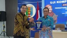 Ganjar Jationo menerima plakat cendera mata dari pengurus PWI saat membuka secara resmi Uji Kompetensi Wartawan (UKW) Angkatan ke-38 PWI Lampung di Balai Wartawan Hi. Solfian Akhmad, Bandar Lampung