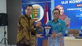 Ganjar Jationo  menerima plakat cendera mata dari pengurus PWI saat membuka secara resmi Uji Kompetensi Wartawan (UKW) Angkatan ke-38 PWI Lampung di Balai Wartawan Hi. Solfian Akhmad, Bandar Lampung