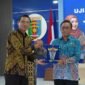 Ganjar Jationo  menerima plakat cendera mata dari pengurus PWI saat membuka secara resmi Uji Kompetensi Wartawan (UKW) Angkatan ke-38 PWI Lampung di Balai Wartawan Hi. Solfian Akhmad, Bandar Lampung