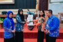 penyerahan hadiah utama secara simbolis saat pembukaan Rapat Anggota Tahunan (RAT) KPRI Saptawa Provinsi Lampung Tahun Buku 2025 yang digelar di Gedung Pusiban