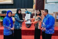 penyerahan hadiah utama secara simbolis saat pembukaan Rapat Anggota Tahunan (RAT) KPRI Saptawa Provinsi Lampung Tahun Buku 2025 yang digelar di Gedung Pusiban