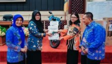 penyerahan hadiah utama secara simbolis saat pembukaan Rapat Anggota Tahunan (RAT) KPRI Saptawa Provinsi Lampung Tahun Buku 2025 yang digelar di Gedung Pusiban