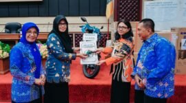 penyerahan hadiah utama secara simbolis saat pembukaan Rapat Anggota Tahunan (RAT) KPRI Saptawa Provinsi Lampung Tahun Buku 2025 yang digelar di Gedung Pusiban