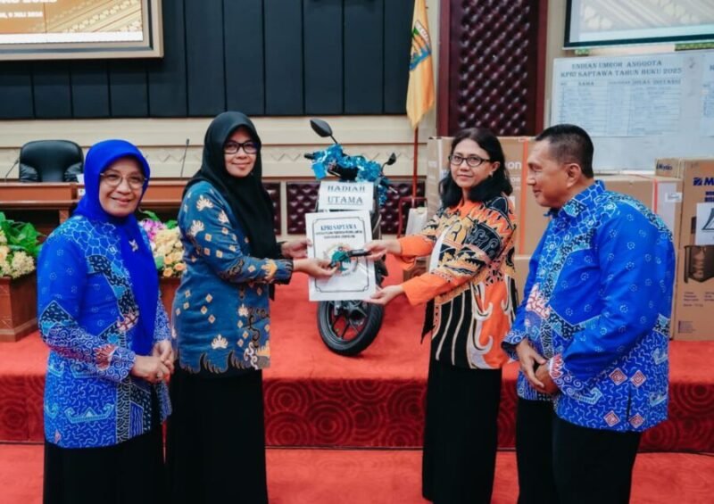 penyerahan hadiah utama secara simbolis saat pembukaan Rapat Anggota Tahunan (RAT) KPRI Saptawa Provinsi Lampung Tahun Buku 2025 yang digelar di Gedung Pusiban