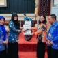 penyerahan hadiah utama secara simbolis saat pembukaan Rapat Anggota Tahunan (RAT) KPRI Saptawa Provinsi Lampung Tahun Buku 2025 yang digelar di Gedung Pusiban