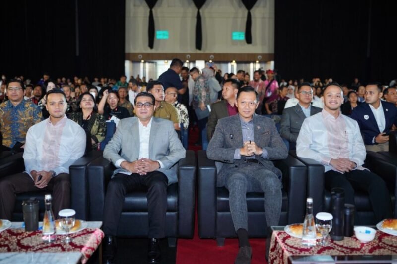 AHY dan Menteri Ekraf Teuku Riefky Harsya saat menghadiri pembukaan pameran bahan bangunan, arsitektur, serta interior terbesar di tanah air, IndoBuildTech Expo 2026 di ICE BSD City