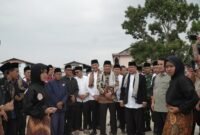 H. Cik Ujang bersama tokoh masyarakat dan pengurus pesantren menyaksikan penampilan santri saat menghadiri Haflah Akhirussanah