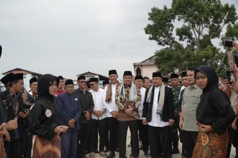 H. Cik Ujang bersama tokoh masyarakat dan pengurus pesantren menyaksikan penampilan santri saat menghadiri Haflah Akhirussanah