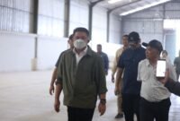 H. Herman Deru didampingi jajaran terkait berjalan mengitari area produksi saat melakukan kunjungan kerja di salah satu pabrik tepung tapioka di Indralaya Utara, Ogan Ilir