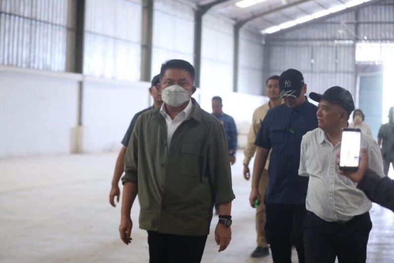 H. Herman Deru didampingi jajaran terkait berjalan mengitari area produksi saat melakukan kunjungan kerja di salah satu pabrik tepung tapioka di Indralaya Utara, Ogan Ilir
