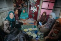 Wakil Gubernur Lampung saat mengunjungi rumah calon siswa Sekolah Rakyat di Desa Rantau Jaya Udik II, Kecamatan Sukadana, Lampung Timur
