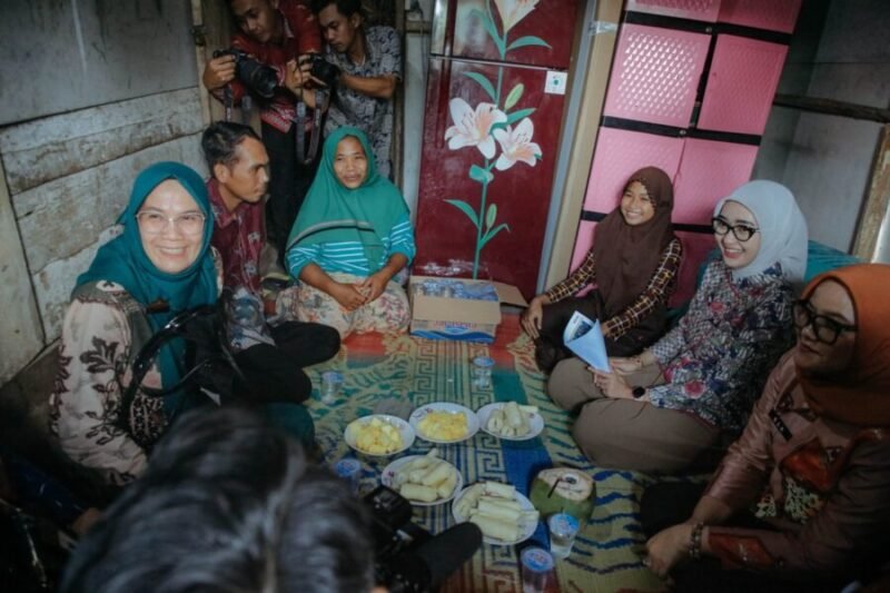 Wakil Gubernur Lampung saat mengunjungi rumah calon siswa Sekolah Rakyat di Desa Rantau Jaya Udik II, Kecamatan Sukadana, Lampung Timur
