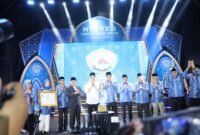Achmad Dimyati Natakusumah  mendampingi perwakilan kafilah dan ofisial saat penyerahan piala bergilir pada penutupan MTQ XXIII Provinsi Banten di Halaman Masjid Raya Al-Bantani, KP3B, Kota Serang