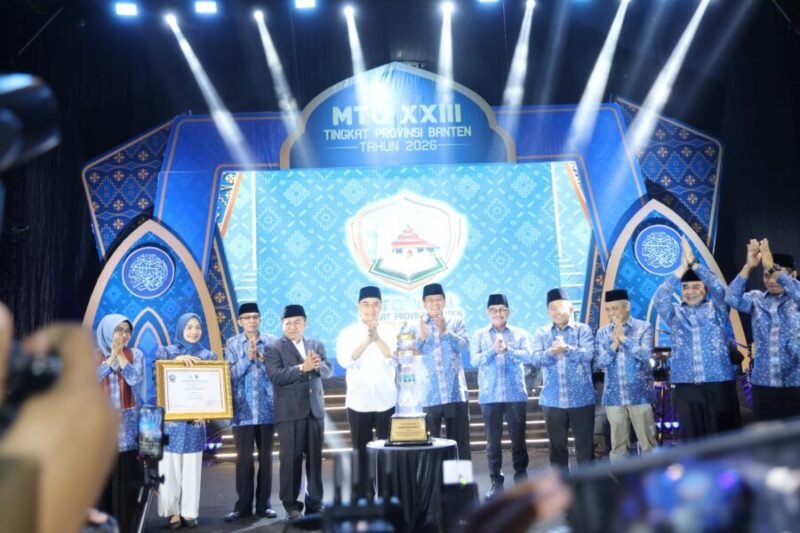 Achmad Dimyati Natakusumah  mendampingi perwakilan kafilah dan ofisial saat penyerahan piala bergilir pada penutupan MTQ XXIII Provinsi Banten di Halaman Masjid Raya Al-Bantani, KP3B, Kota Serang