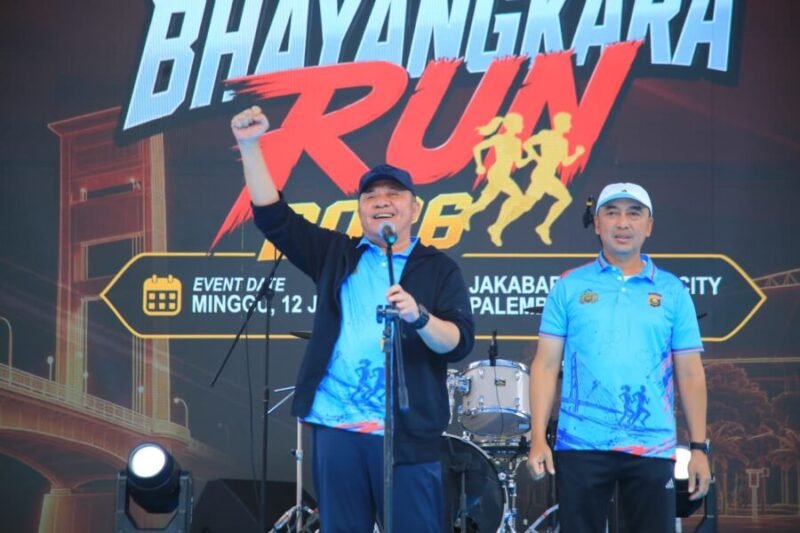 Gubernur Sumatera Selatan didampingi Kapolda Sumsel Irjen Pol. memberikan sambutan Sumsel Bhayangkara Run 2026 di Stadion Gelora Sriwijaya