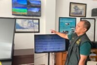 Petugas menunjukkan grafik pemantauan aktivitas seismik Gunung Anak Krakatau (GAK) melalui layar monitor