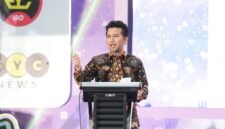 Menteri Transmigrasi menyampaikan sambutan pada Festival Ekosistem Ekonomi Digital (FYC Fest) di Surabaya, Jawa Timur
