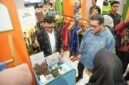 Menteri Ekraf mengunjungi stan pelaku ekonomi kreatif untuk memperkuat ekosistem usaha dan mendorong pertumbuhan ekonomi kreatif di daerah.