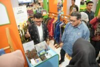 Menteri Ekraf mengunjungi stan pelaku ekonomi kreatif untuk memperkuat ekosistem usaha dan mendorong pertumbuhan ekonomi kreatif di daerah.