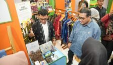 Menteri Ekraf mengunjungi stan pelaku ekonomi kreatif untuk memperkuat ekosistem usaha dan mendorong pertumbuhan ekonomi kreatif di daerah.