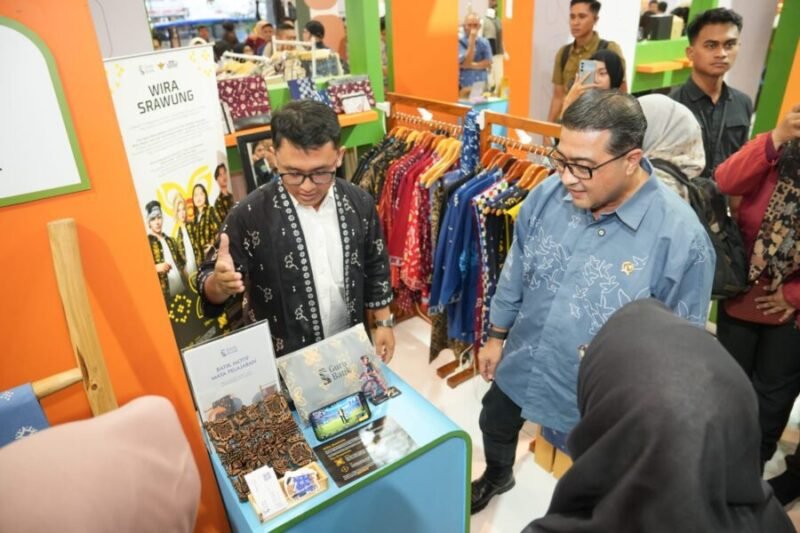 Menteri Ekraf mengunjungi stan pelaku ekonomi kreatif untuk memperkuat ekosistem usaha dan mendorong pertumbuhan ekonomi kreatif di daerah.