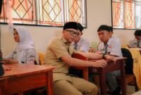 Gubernur Lampung Berbincang dengan salah satu siswa sman 7 bandar lampung 