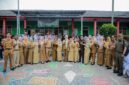 Jihan Nurlela berfoto bersama jajaran guru dan staf di halaman SD Negeri 01 Ketapang, Kota Bandar Lampung