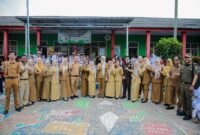 Jihan Nurlela berfoto bersama jajaran guru dan staf di halaman SD Negeri 01 Ketapang, Kota Bandar Lampung