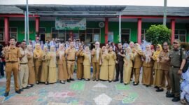 Jihan Nurlela berfoto bersama jajaran guru dan staf di halaman SD Negeri 01 Ketapang, Kota Bandar Lampung