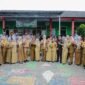 Jihan Nurlela berfoto bersama jajaran guru dan staf di halaman SD Negeri 01 Ketapang, Kota Bandar Lampung