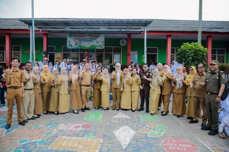 Jihan Nurlela berfoto bersama jajaran guru dan staf di halaman SD Negeri 01 Ketapang, Kota Bandar Lampung