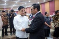 Achmad Dimyati Natakusumah memberikan ucapan selamat kepada Ali Faisal usai Sidang Terbuka Promosi Doktor di Kampus UIN SMH Banten