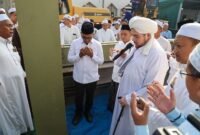 Andra Soni berdoa bersama Habib Jindan bin Novel bin Salim bin Jindan saat prosesi penancapan perdana tiang pancang Masjid Al Mubarokah di Kelurahan Gaga