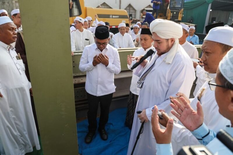Andra Soni berdoa bersama Habib Jindan bin Novel bin Salim bin Jindan saat prosesi penancapan perdana tiang pancang Masjid Al Mubarokah di Kelurahan Gaga