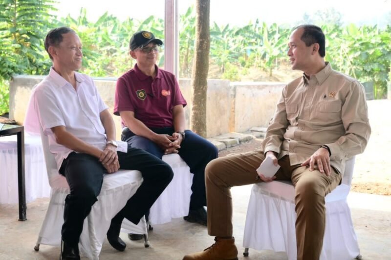Menteri Transmigrasi berbincang dengan pengelola saat meninjau demplot perkebunan pisang di Sentul