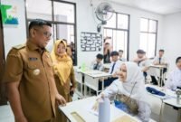 Gubernur Banten bersama Kepala Sekolah SMAN 12 Kota Tangerang berbincang dengan seorang siswi saat meninjau pelaksanaan Masa Pengenalan Lingkungan Sekolah (MPLS) di Kota Tangerang, Banten