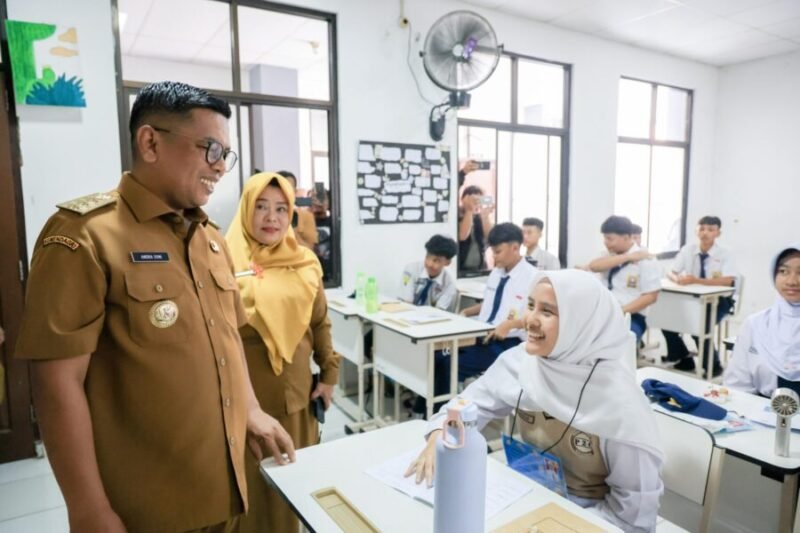 Gubernur Banten bersama Kepala Sekolah SMAN 12 Kota Tangerang berbincang dengan seorang siswi saat meninjau pelaksanaan Masa Pengenalan Lingkungan Sekolah (MPLS) di Kota Tangerang, Banten
