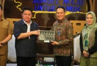 Gubernur Sumatera Selatan menerima cinderamata dari Regional CEO (RCEO) BNI Wilayah 03 Palembang
